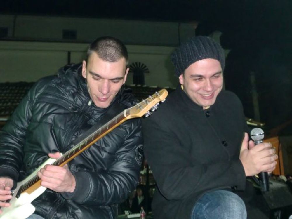 Pop pevač Bojan Marović održao je u novogodišnjoj noći nezaboravan koncert u Kruševu u Makedoniji. Šarmantni muzičar dugo će pamtiti prve dane 2013. godine, koje je proveo u rodnom gradu Tošeta Proeskog.