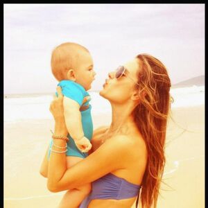 Alesandra Ambrosio: Atraktivna mama
