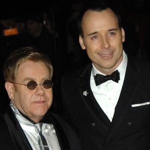 Elton Džon demantovao navode da su suprug i on dobili dete