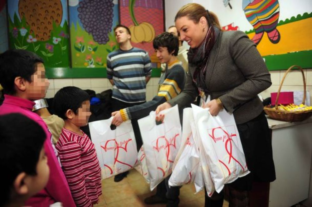 Centar za zaštitu odojčadi, dece i omladine Dragutin Filipović - Jusa primio je mnoštvo paketića koje su pripremila deca iz beogradskog vrtića Sunčica i kompanija Soko Štark uz želju da mališanima iz ove ustanove ulepšaju Božićne praznike. Akciju Deca za decu