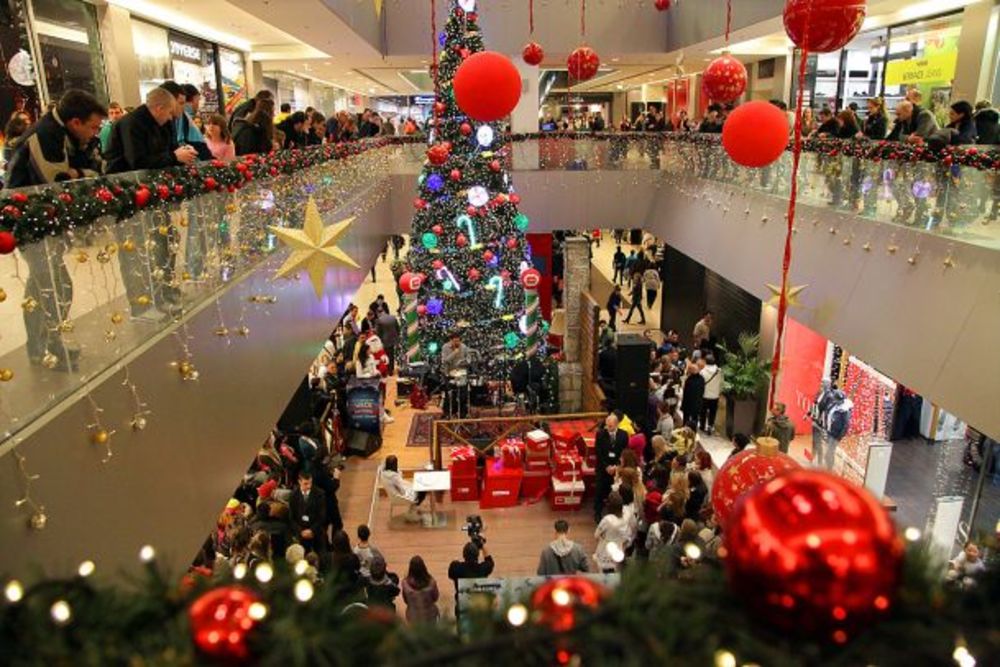 Ovom prilikom u centralnom holu UŠĆE Shopping Centra juče su izvučeni dobitnici velike nagradne igre UŠĆE Osvajači, a oni najsrećniji uživaće u automobilu NISSAN Qashqai, skijanju na Kopaoniku i Samsung I9070 mobilnim telefonima. St Louis bend zagrejao je atmo