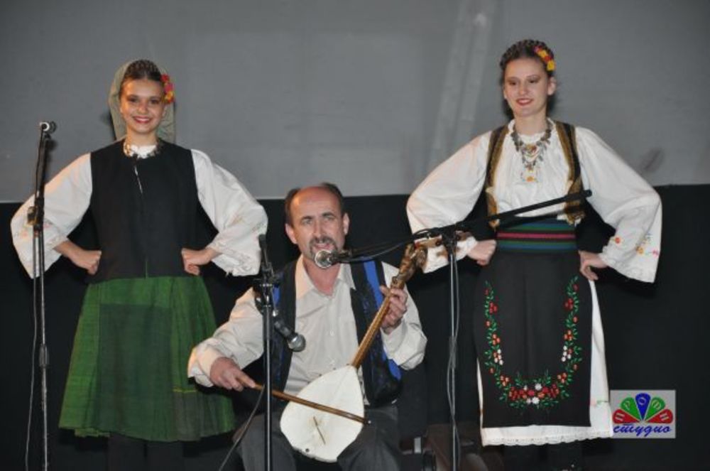 U prepunoj koncertnoj dvorani Doma kulture u Novom Pazaru uspešno održana promocija novog CD i DVD Muzičkog sastava Stupovi, a ujedno je i tradicionalno obeležen drugi dan Božića. Koncert je održan u sklopu akcije Obnovimo sebe - podignimo Stupove. Publika, me