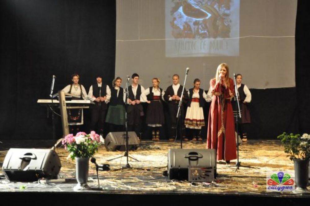 U prepunoj koncertnoj dvorani Doma kulture u Novom Pazaru uspešno održana promocija novog CD i DVD Muzičkog sastava Stupovi, a ujedno je i tradicionalno obeležen drugi dan Božića. Koncert je održan u sklopu akcije Obnovimo sebe - podignimo Stupove. Publika, me