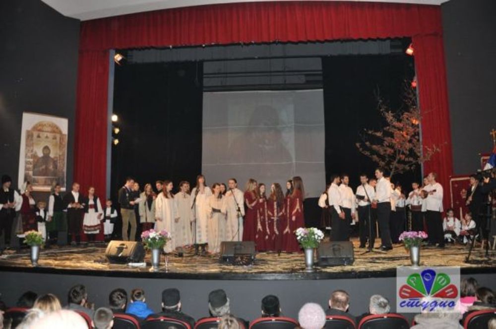 U prepunoj koncertnoj dvorani Doma kulture u Novom Pazaru uspešno održana promocija novog CD i DVD Muzičkog sastava Stupovi, a ujedno je i tradicionalno obeležen drugi dan Božića. Koncert je održan u sklopu akcije Obnovimo sebe - podignimo Stupove. Publika, me