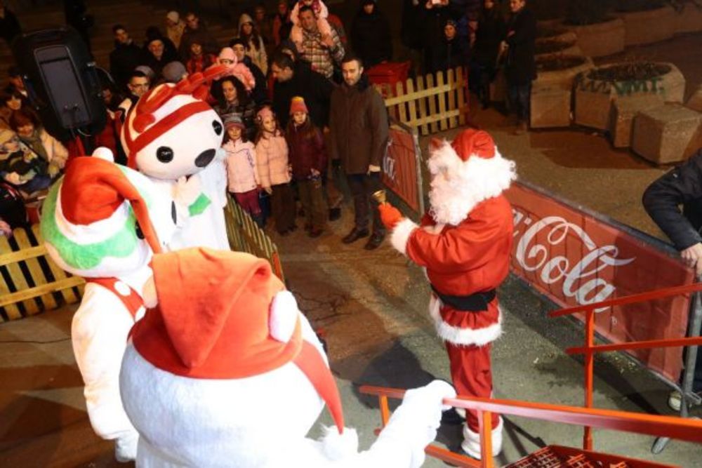 Tradicionalni Coca-Cola karavan, koji organizuje Coca-Cola Sistem u saradnji sa prijateljima akcije izdavačkom kućom Laguna, B92 i kompanijom Canon, posetio je jedanaest gradova širom Srbije. Svi ljudi velikog srca učestvovali su u humanitarnoj akciji i stare