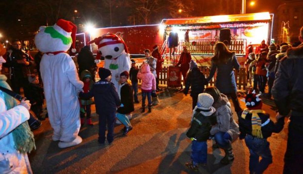 Tradicionalni Coca-Cola karavan, koji organizuje Coca-Cola Sistem u saradnji sa prijateljima akcije izdavačkom kućom Laguna, B92 i kompanijom Canon, posetio je jedanaest gradova širom Srbije. Svi ljudi velikog srca učestvovali su u humanitarnoj akciji i stare