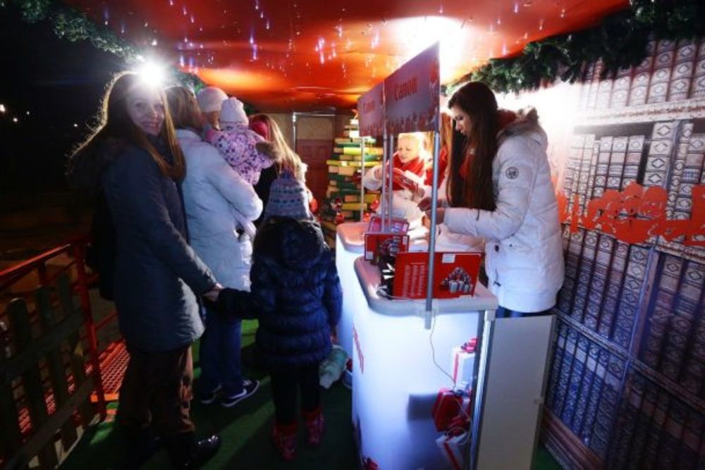 Tradicionalni Coca-Cola karavan, koji organizuje Coca-Cola Sistem u saradnji sa prijateljima akcije izdavačkom kućom Laguna, B92 i kompanijom Canon, posetio je jedanaest gradova širom Srbije. Svi ljudi velikog srca učestvovali su u humanitarnoj akciji i stare