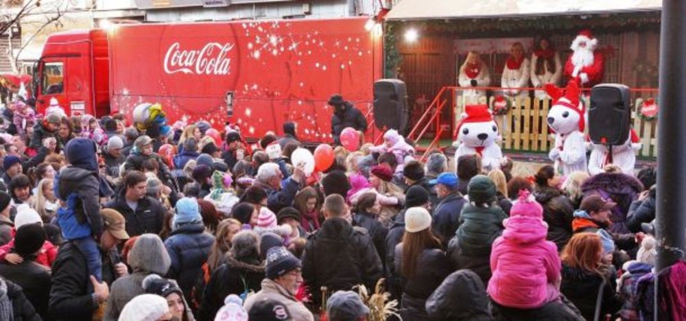 Tradicionalni Coca-Cola karavan, koji organizuje Coca-Cola Sistem u saradnji sa prijateljima akcije izdavačkom kućom Laguna, B92 i kompanijom Canon, posetio je jedanaest gradova širom Srbije. Svi ljudi velikog srca učestvovali su u humanitarnoj akciji i stare