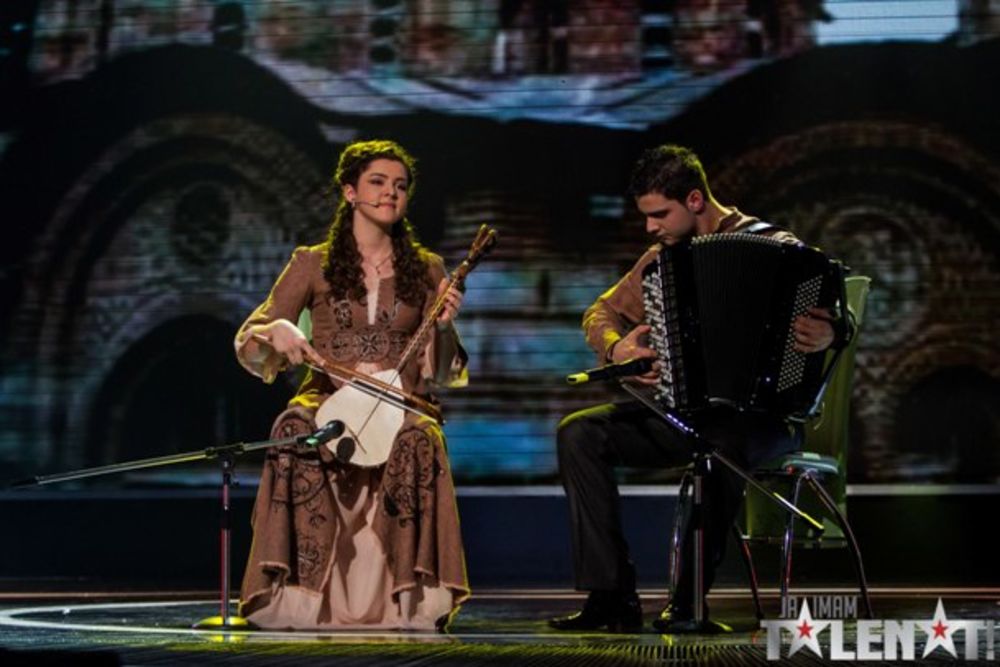 U nedelju 20. januara održana je prvo polufinale takmičenja za Prvi glas Srbije, a prolazak u finale četvrtog ciklusa izborili su harmonikaši iz Republike Srspke i Katarina Kovačević iz Negotina. Pogledajte kakva je atmosfera vladala tokom prve polufinalne več