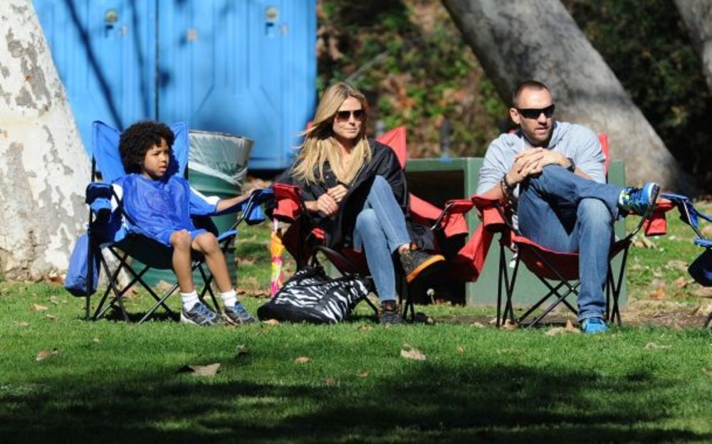Svetski poznata manekenka Hajdi Klum proteklog vikenda uživala je u druženju sa svojom novim dečkom Martino i svojom decom iz prvog braka. Nasmejana družina vreme je provodia u parku Džob u Santa Monici u Kaliforniji.