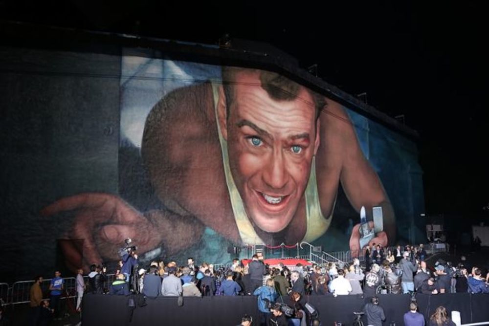 U istorijskom delu studija 20th Century Fox u Los Anđelesu sinoć je otkrivanjem murala obeleženo 25 godina od prvog filma kultne akcione franšize Umri muški – istoimenog ostvarenja koje se u bioskopima našlo 1988. godine. Slika na zidu jednog od starih filmski