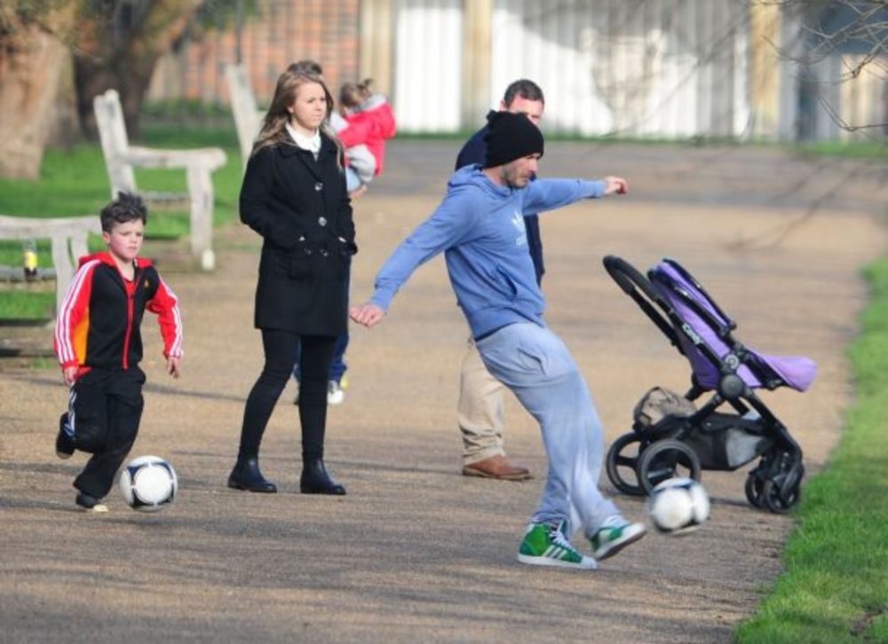 Dok je njegova supruga Viktorija bila zauzeta poslovima vezanim za Londonski Fashion Week, ponosni otac Dejvid sa svojom decom izašao je u porodičnu šetnju. Dok su Romeo i Kruz za ocem igrali fudbal u londonskom parku, brigu o maloj Harper vodio je njihov najs