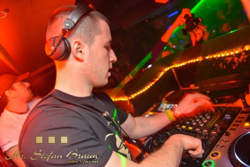 Treću godinu za redom, klub Mr. Stefan Braun organizovao je takmičenje neafirmisanih di-džejeva Clash of the DJ's, u cilju pružanja prilike mladim i ambicioznim umetnicima za miksetom da se proslave i osvoje vredne nagrade.
Prvo polufinalno veče proteklo