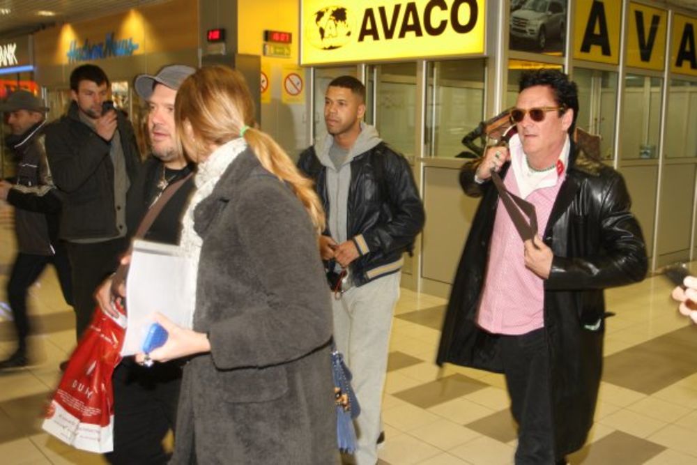 Holivudski glumac Majkl Medsen stigao je danas posle podne u Beograd, gde su ga sačekali njegovi domaćini - ekipa FEST-a i magazina Story. Pogledajte fotografije s aerodroma.