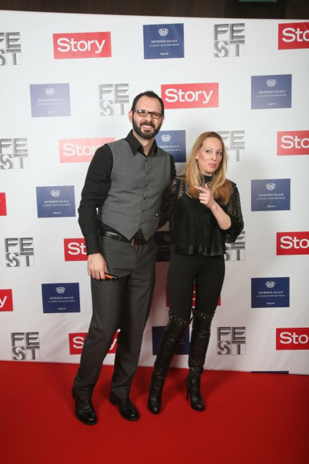 Večeras se u hotelu Metropol održava Story FEST party kojim se obeležava početak najvećeg domaćeg filmskog festivala. Pogledajte koje su se VIP zvanice iz sveta filma, showbussinesa i kulture prošetale crvenim tepihom na Story FEST partyju.