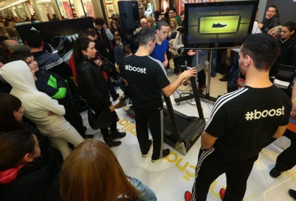 adidas je pred mnogobrojnim posetiocima Ušće šoping centra predstavio poslednju u nizu inovacija za trčanje – Energy boost. Marija Šerifović, prvotimci fudbalskog kluba Partizan, državni prvak u maratonu Ivan Miškeljin, fanovi sporta i dobrog šopinga među prvi