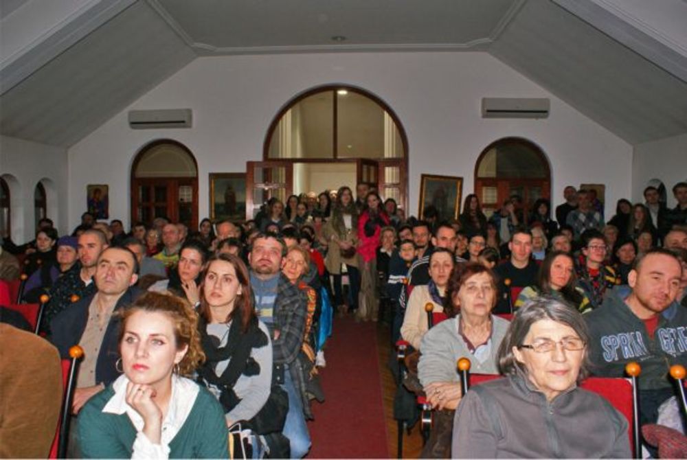 Proteklog vikenda održana je još jedna u nizu promocija CD-a muzičkog sastava Stupovi pod naslovom ,Obnovimo sebe-Podignimo Stupove. Događaj je održan u parohiskom domu crkve Sv.Aleksandar Nevski u Beogradu na Dorćolu. Za sve aranžmane na CD-u je zaslužan Andr