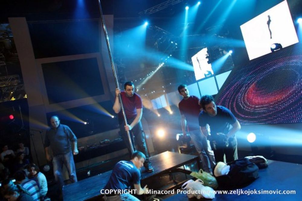 Pop muzičar Željko Joksimović snimio je sa igračicama pole dance-a nastup za numeru Ludak kao jao za potrebe novog izdanje emisije Vip Room koja je na programu televizije Pink u nedelju u večernjem terminu.