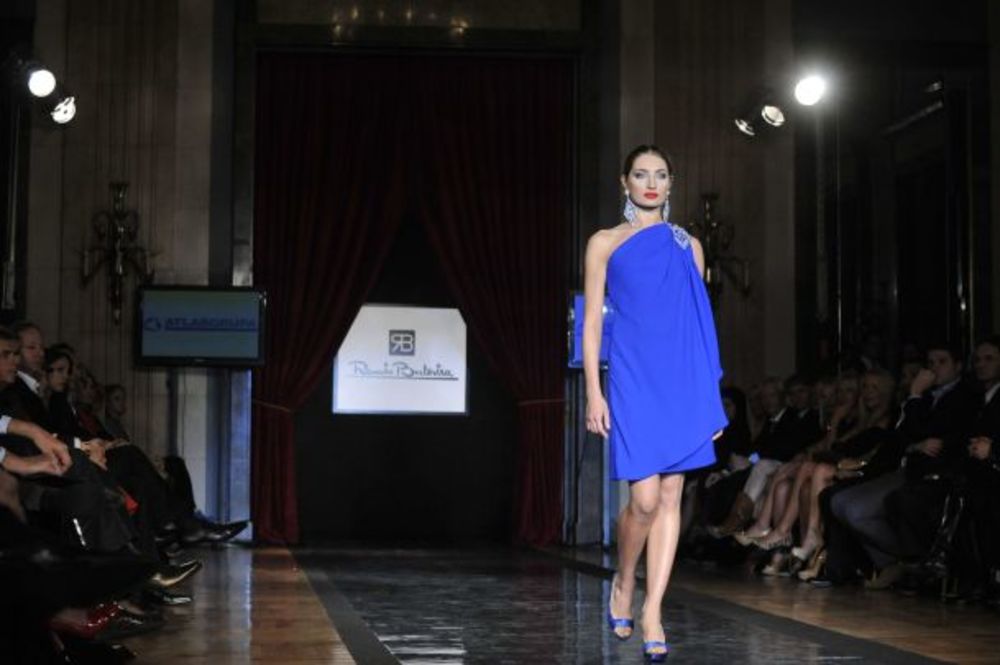 U Skupštini grada Beograda sinoć je održana Atlas group humanitarna modna revija najvećeg italijanskog modnog dizajnera Renata Balestre. Ova revija je nastavak borbe modne agencije Fabrika da se prikupe osnovna sredstva za decu Prihvatilišta. U najnovijoj kole