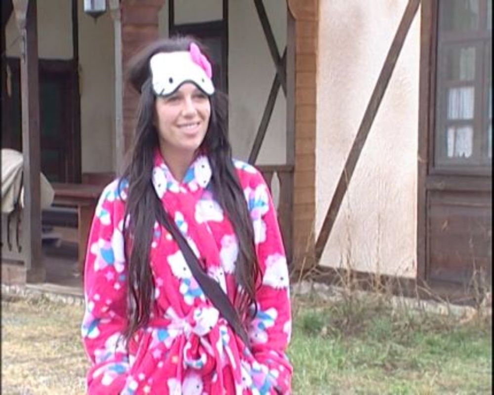 Tokom drugog dana Farme, reper Sha je rešio da sazna nešto više o svojim kolegama pa je tako prvo šaputao sa Ljubom, a zatim su, pošto ih je Miki Mećava upozorio, komunicirali pišući po stolu. Sha je ogovaranje nastavio u spavaćoj sobi sa Filipom Mitrovićem i