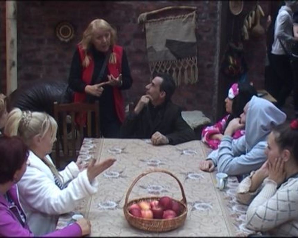 Tokom drugog dana Farme, reper Sha je rešio da sazna nešto više o svojim kolegama pa je tako prvo šaputao sa Ljubom, a zatim su, pošto ih je Miki Mećava upozorio, komunicirali pišući po stolu. Sha je ogovaranje nastavio u spavaćoj sobi sa Filipom Mitrovićem i