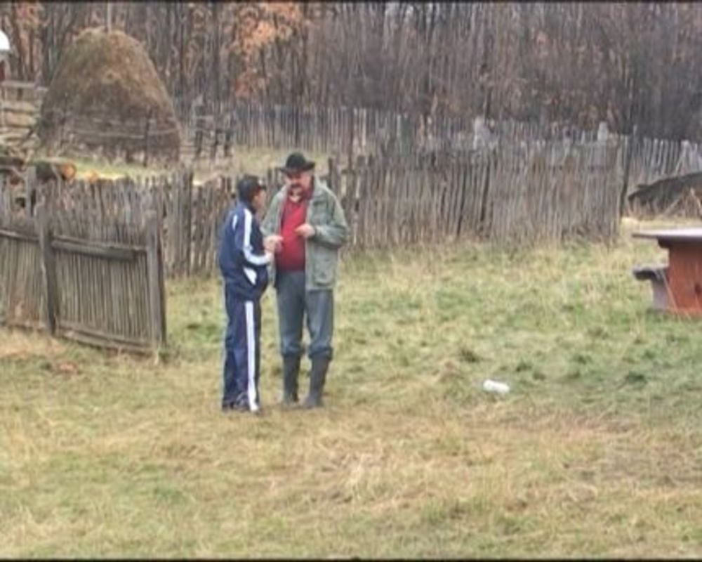 Tokom drugog dana Farme, reper Sha je rešio da sazna nešto više o svojim kolegama pa je tako prvo šaputao sa Ljubom, a zatim su, pošto ih je Miki Mećava upozorio, komunicirali pišući po stolu. Sha je ogovaranje nastavio u spavaćoj sobi sa Filipom Mitrovićem i