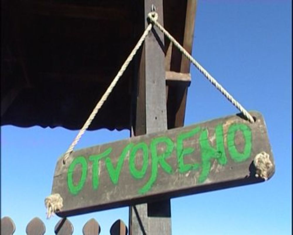 Tokom drugog dana Farme, reper Sha je rešio da sazna nešto više o svojim kolegama pa je tako prvo šaputao sa Ljubom, a zatim su, pošto ih je Miki Mećava upozorio, komunicirali pišući po stolu. Sha je ogovaranje nastavio u spavaćoj sobi sa Filipom Mitrovićem i