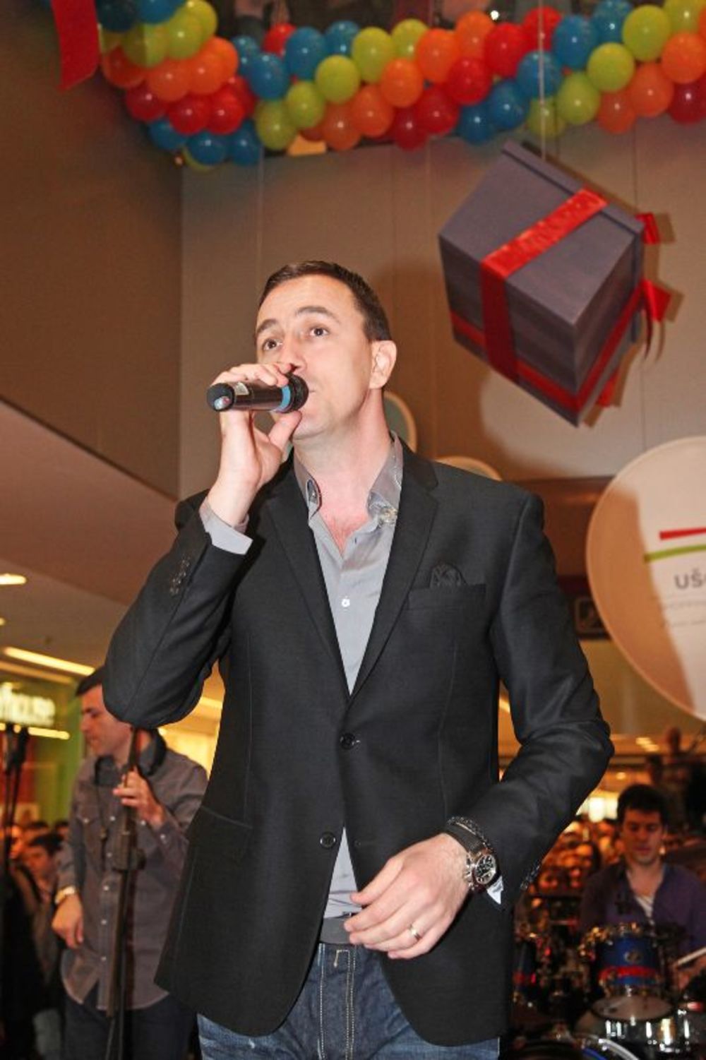 UŠĆE Shopping Center proslavio je svoj četvrti rođendan, a popularni pevač Sergej Ćetković koji je tom prilikom održao koncert, oduševio je brojne posetioce. Poznat kao miljenik mnogih dama, pevač je prisutnima priredio nesvakidašnji spektakl i pružio im pravu