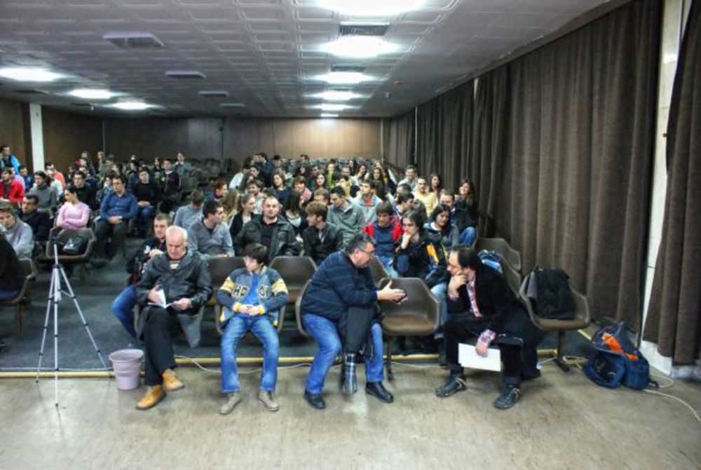 Muzički sastav Stupovi održao je dve promocije svog poslednjeg CD i DVD izdanja, a na ovim događajim prisutne su bile i ličnosti iz javnog života. Povodom svetskog dana studenata, koji se širom planete obeležava četvrtog aprila. Stupovi su u studentskom domu K