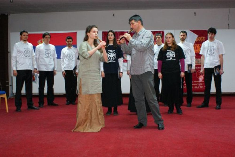 Muzički sastav Stupovi održao je dve promocije svog poslednjeg CD i DVD izdanja, a na ovim događajim prisutne su bile i ličnosti iz javnog života. Povodom svetskog dana studenata, koji se širom planete obeležava četvrtog aprila. Stupovi su u studentskom domu K