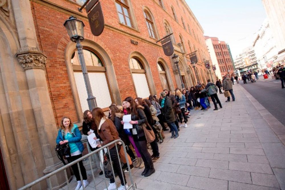 Adidas je u NEO radnji u Hamburgu u Nemačkoj, ugostio stotinu srećnih i oduševljenih fanova, koje je svojom posetom iznenadio njihov idol Džastin Biber. U NEO prodavnici organizovan je specijalan parti u čast Džastina Bibera, globalne ikone stila koji je u okv