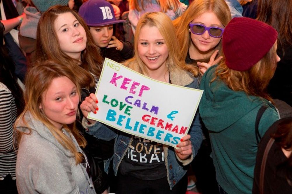 Adidas je u NEO radnji u Hamburgu u Nemačkoj, ugostio stotinu srećnih i oduševljenih fanova, koje je svojom posetom iznenadio njihov idol Džastin Biber. U NEO prodavnici organizovan je specijalan parti u čast Džastina Bibera, globalne ikone stila koji je u okv