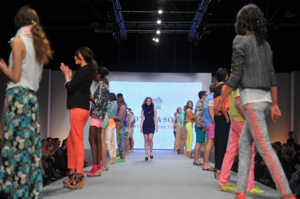 Sinoć je u Belexpocentru revijom Fashion&Friends otvoren 22. Fashion Selection. Na otvaranju Fashion Selectiona, multubrend Fashion&Friends predstavio je najveće adute iz svoje ponude za sezonu proleće/leto 2013.  Reviju je otvorila pevačica Zoe Kiddah