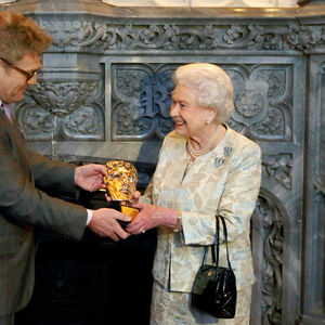 Kraljici Elizabeti dodeljena počasna BAFTA nagrada za ulogu Bondove devojke