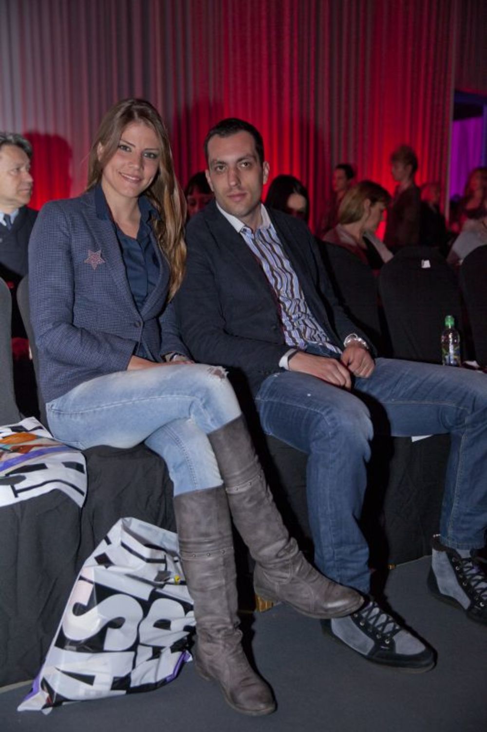 Na početku 22. Fashion Selectiona predstavio se vodeći lanac multibrend prodavnica u Srbiji, Fashion&Friends koji okuplja najveća imena urbanih brendova odeće, obuće i aksesoara kao što su Replay, Tommy Hilfiger, Levi&rsquo;s, Guess, Liu Jo, Fornarina, Camper, C