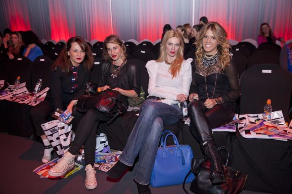 Na početku 22. Fashion Selectiona predstavio se vodeći lanac multibrend prodavnica u Srbiji, Fashion&Friends koji okuplja najveća imena urbanih brendova odeće, obuće i aksesoara kao što su Replay, Tommy Hilfiger, Levi&rsquo;s, Guess, Liu Jo, Fornarina, Camper, C