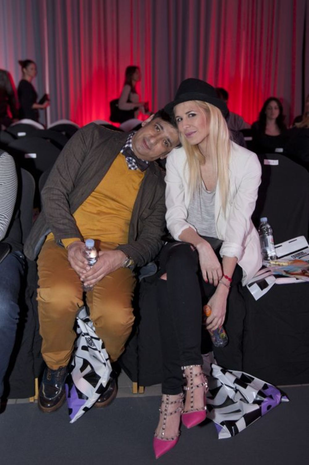 Na početku 22. Fashion Selectiona predstavio se vodeći lanac multibrend prodavnica u Srbiji, Fashion&Friends koji okuplja najveća imena urbanih brendova odeće, obuće i aksesoara kao što su Replay, Tommy Hilfiger, Levi&rsquo;s, Guess, Liu Jo, Fornarina, Camper, C