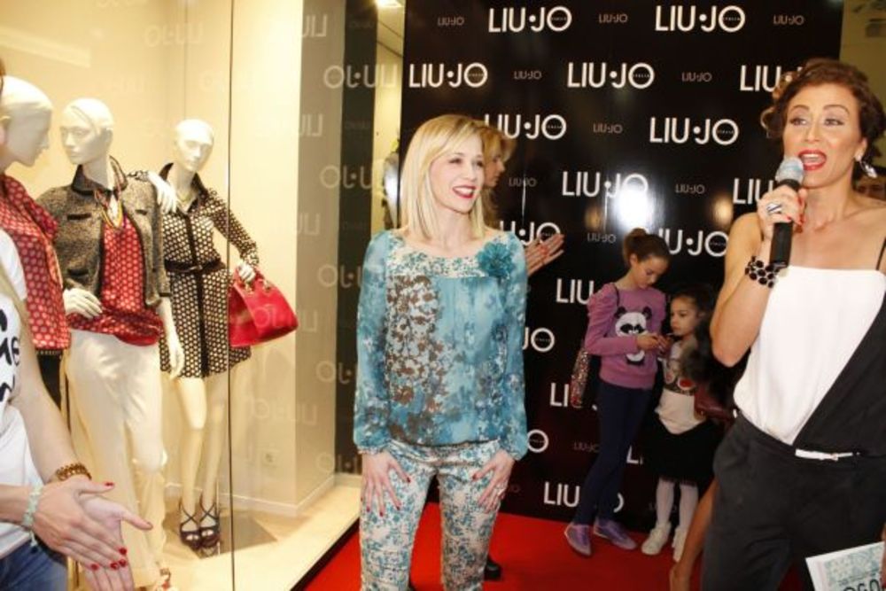Beogradski Fashion Company nedavno je otvorio prodavnicu poznatog italijanskog brenda LIU JO, čije je zaštitno lice britanski supermodel Kejt Mos. Radnja se nalazi u poznatom shopping centru JOCKER mall i uređena je u skladu sa najmodernijim standardima. Na sv