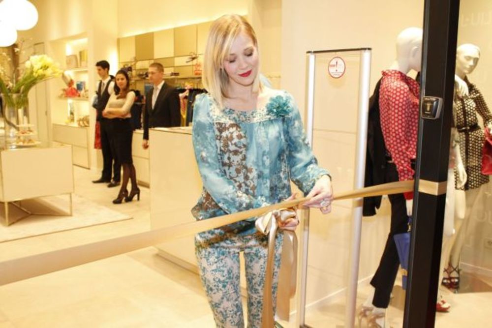 Beogradski Fashion Company nedavno je otvorio prodavnicu poznatog italijanskog brenda LIU JO, čije je zaštitno lice britanski supermodel Kejt Mos. Radnja se nalazi u poznatom shopping centru JOCKER mall i uređena je u skladu sa najmodernijim standardima. Na sv