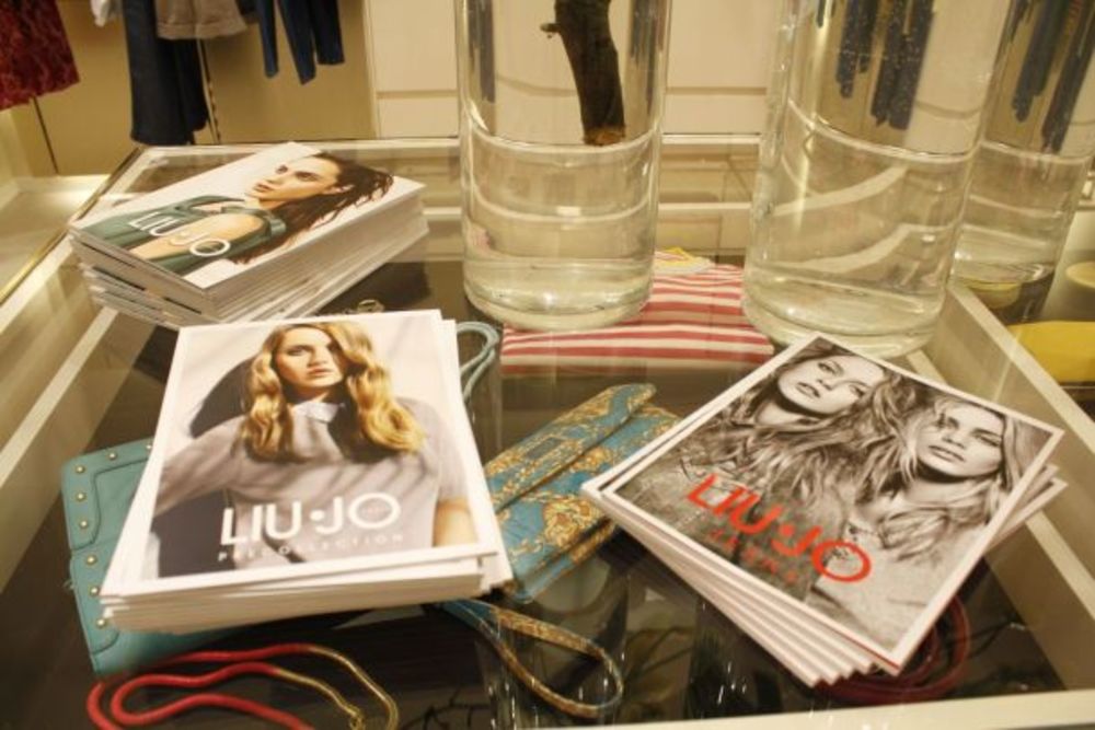 Beogradski Fashion Company nedavno je otvorio prodavnicu poznatog italijanskog brenda LIU JO, čije je zaštitno lice britanski supermodel Kejt Mos. Radnja se nalazi u poznatom shopping centru JOCKER mall i uređena je u skladu sa najmodernijim standardima. Na sv