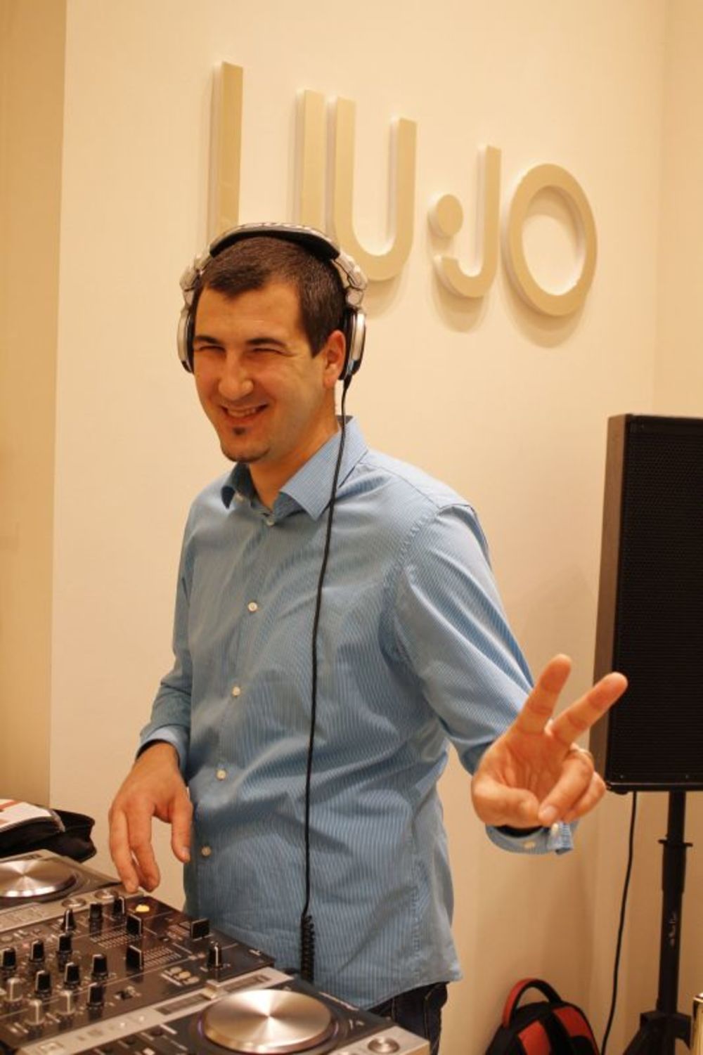 Beogradski Fashion Company nedavno je otvorio prodavnicu poznatog italijanskog brenda LIU JO, čije je zaštitno lice britanski supermodel Kejt Mos. Radnja se nalazi u poznatom shopping centru JOCKER mall i uređena je u skladu sa najmodernijim standardima. Na sv