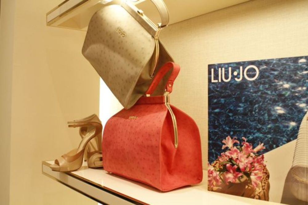 Beogradski Fashion Company nedavno je otvorio prodavnicu poznatog italijanskog brenda LIU JO, čije je zaštitno lice britanski supermodel Kejt Mos. Radnja se nalazi u poznatom shopping centru JOCKER mall i uređena je u skladu sa najmodernijim standardima. Na sv