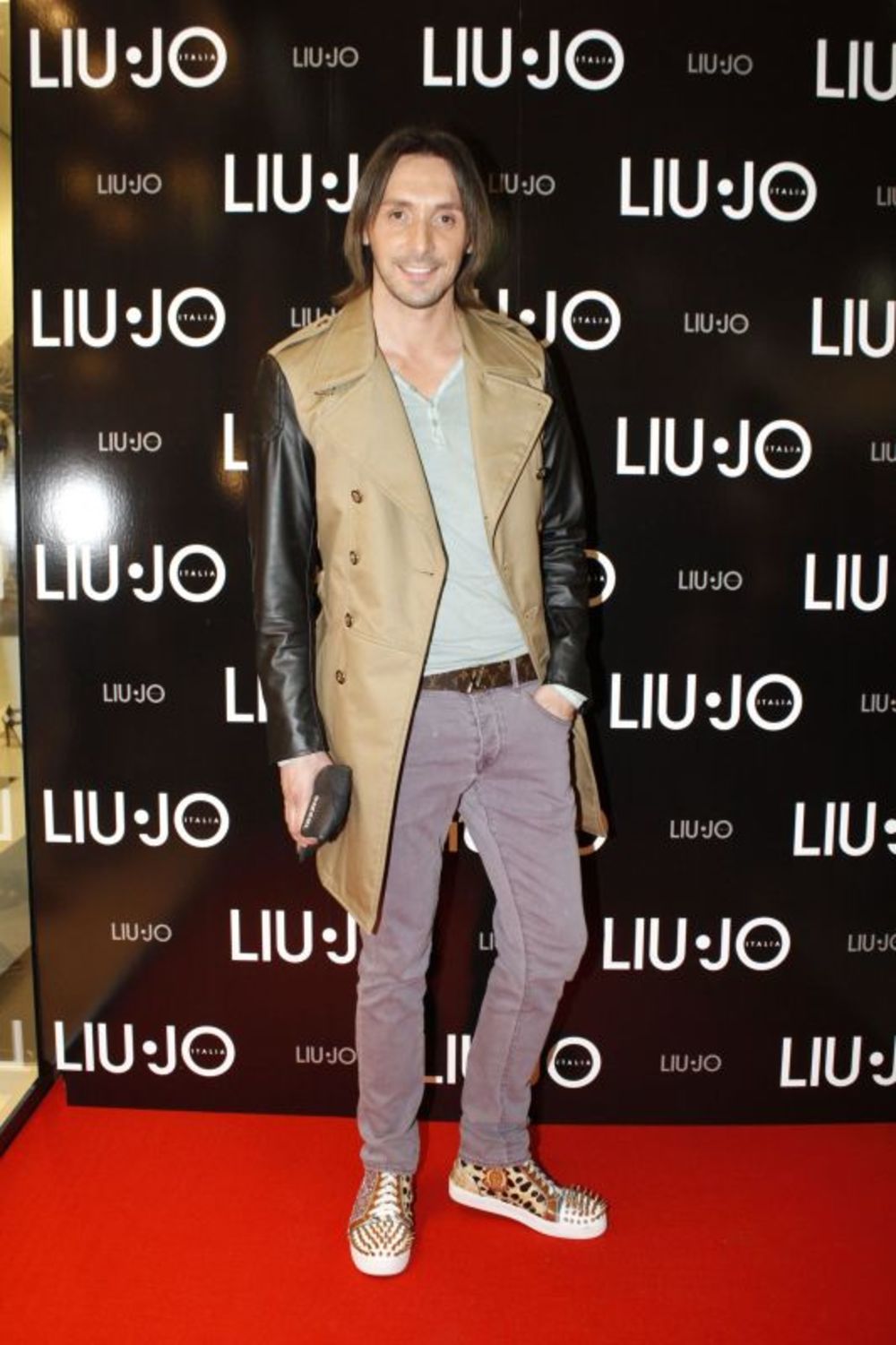 Beogradski Fashion Company nedavno je otvorio prodavnicu poznatog italijanskog brenda LIU JO, čije je zaštitno lice britanski supermodel Kejt Mos. Radnja se nalazi u poznatom shopping centru JOCKER mall i uređena je u skladu sa najmodernijim standardima. Na sv