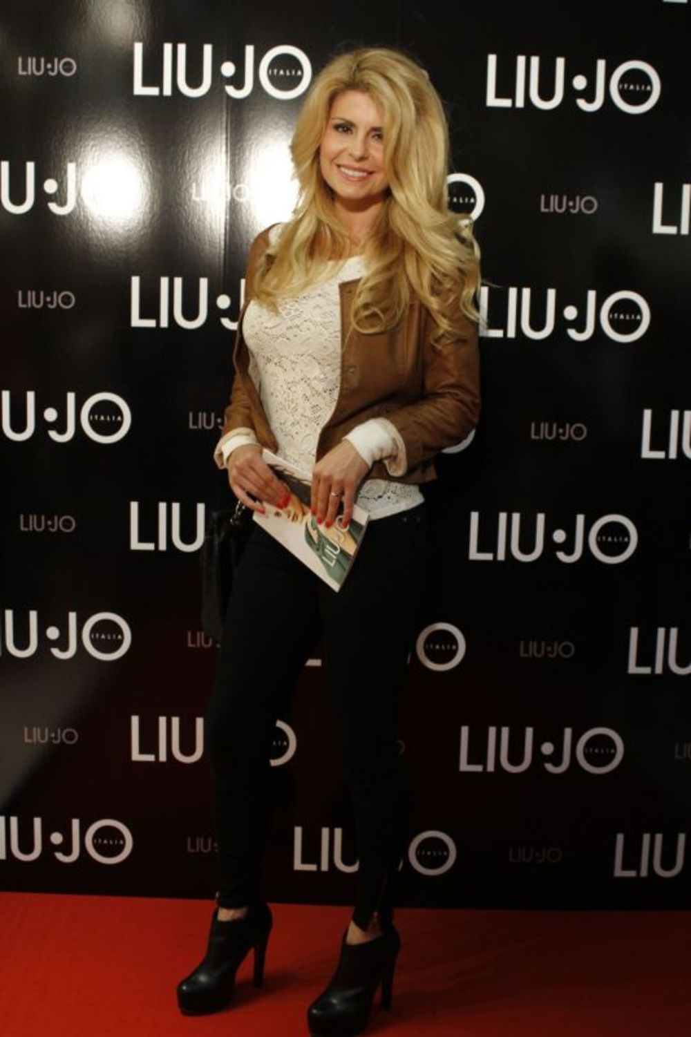 Beogradski Fashion Company nedavno je otvorio prodavnicu poznatog italijanskog brenda LIU JO, čije je zaštitno lice britanski supermodel Kejt Mos. Radnja se nalazi u poznatom shopping centru JOCKER mall i uređena je u skladu sa najmodernijim standardima. Na sv