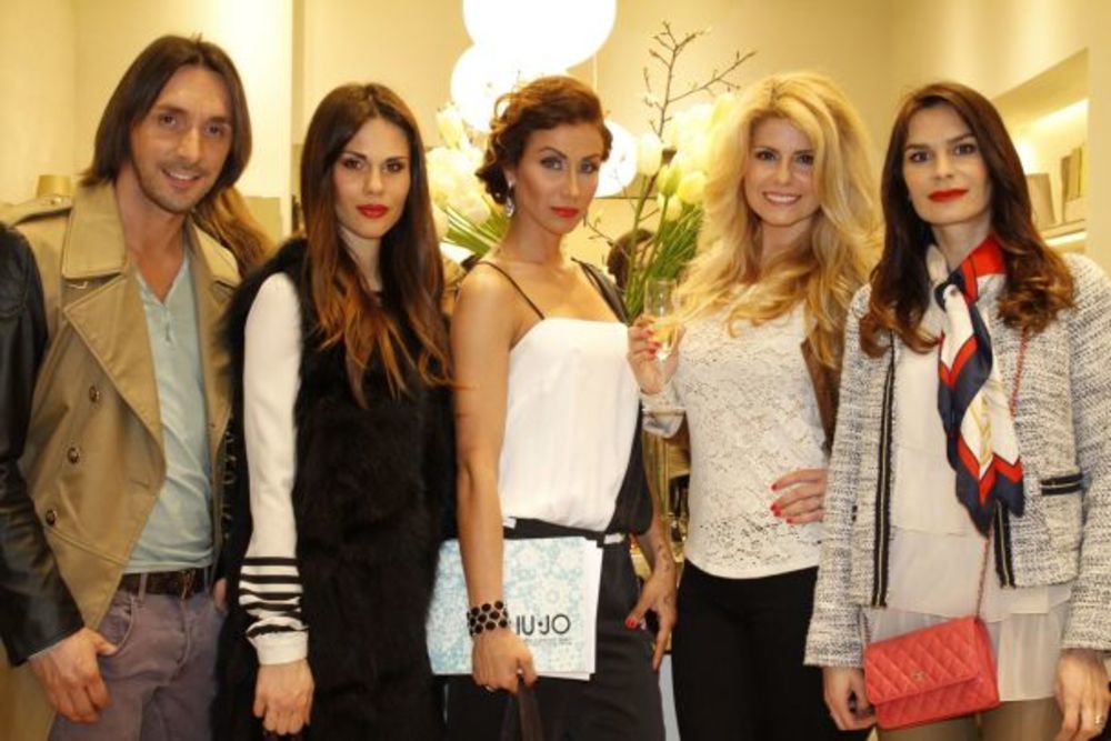 Beogradski Fashion Company nedavno je otvorio prodavnicu poznatog italijanskog brenda LIU JO, čije je zaštitno lice britanski supermodel Kejt Mos. Radnja se nalazi u poznatom shopping centru JOCKER mall i uređena je u skladu sa najmodernijim standardima. Na sv