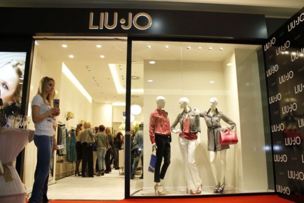 Beogradski Fashion Company nedavno je otvorio prodavnicu poznatog italijanskog brenda LIU JO, čije je zaštitno lice britanski supermodel Kejt Mos. Radnja se nalazi u poznatom shopping centru JOCKER mall i uređena je u skladu sa najmodernijim standardima. Na sv