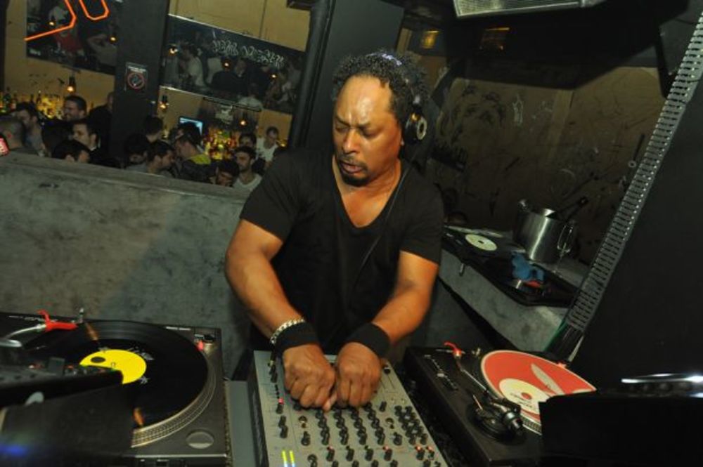 Jedan od pionira tehna DJ Derrick May napravio je fantastičnu atmosferu na nastupu u klubu The Tube. Legenda Detroita za miks pultom ostao je duže od četiri sata i u potpunosti je opravdao svoj visoki renome. Za zagrevanje je bio zadužen jedan od naših najbolj