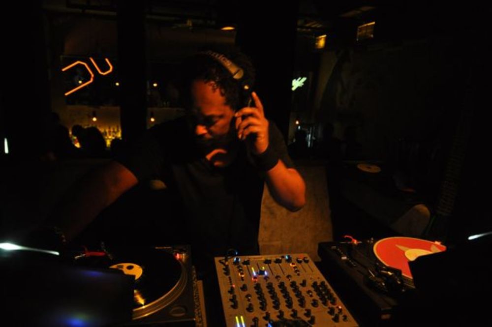 Jedan od pionira tehna DJ Derrick May napravio je fantastičnu atmosferu na nastupu u klubu The Tube. Legenda Detroita za miks pultom ostao je duže od četiri sata i u potpunosti je opravdao svoj visoki renome. Za zagrevanje je bio zadužen jedan od naših najbolj