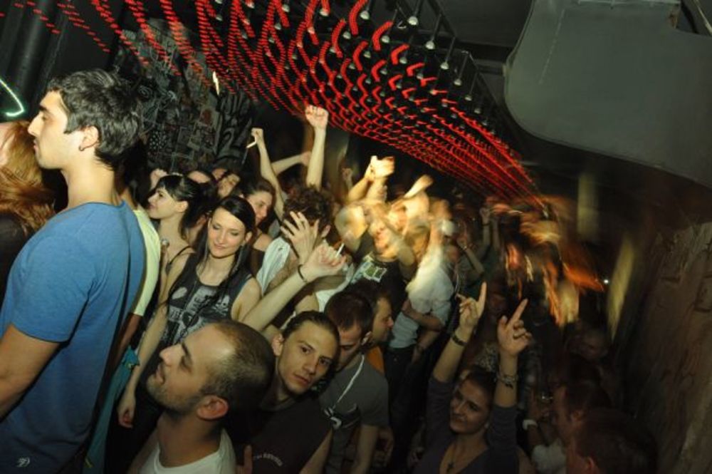 Jedan od pionira tehna DJ Derrick May napravio je fantastičnu atmosferu na nastupu u klubu The Tube. Legenda Detroita za miks pultom ostao je duže od četiri sata i u potpunosti je opravdao svoj visoki renome. Za zagrevanje je bio zadužen jedan od naših najbolj