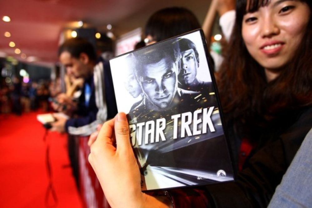 Svetska premijera novog Star Trek ostvarenja Prema tami upriličena je u Sidneju, a glavni junaci Kris Pajn, Karl Urban i Zahari Kvinto bili su zaduženi za dobru atmosferu na predstavljanju ovog ostvarenje. Star Trek Prema tami na redovnom bioskopskom repertoar